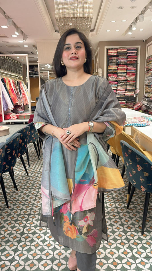 Crafted in lightweight tissue fabric, this stitched suit set features vibrant prints