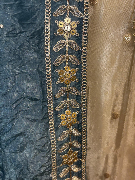 Graceful Tissue Suit Set featuring a soft tissue fabric